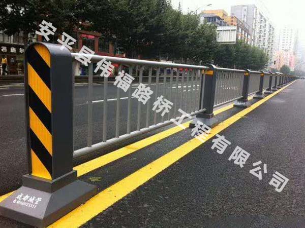 道路護(hù)欄(lán)